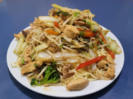 Tallarín Chifa con Pollo